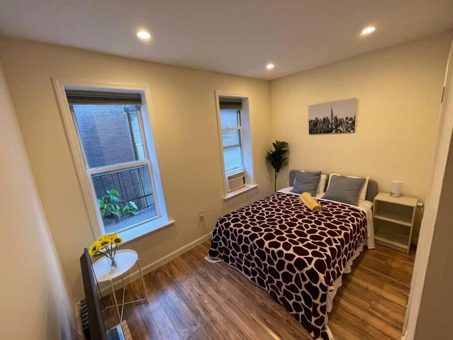 Amazing Ground Floor 2 Bedrooms In Nyc Subway Crossing The Street And One Station To Manhattan New York Buitenkant foto