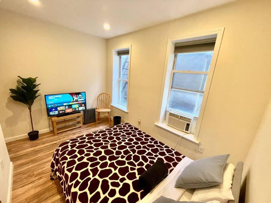 Amazing Ground Floor 2 Bedrooms In Nyc Subway Crossing The Street And One Station To Manhattan New York Buitenkant foto