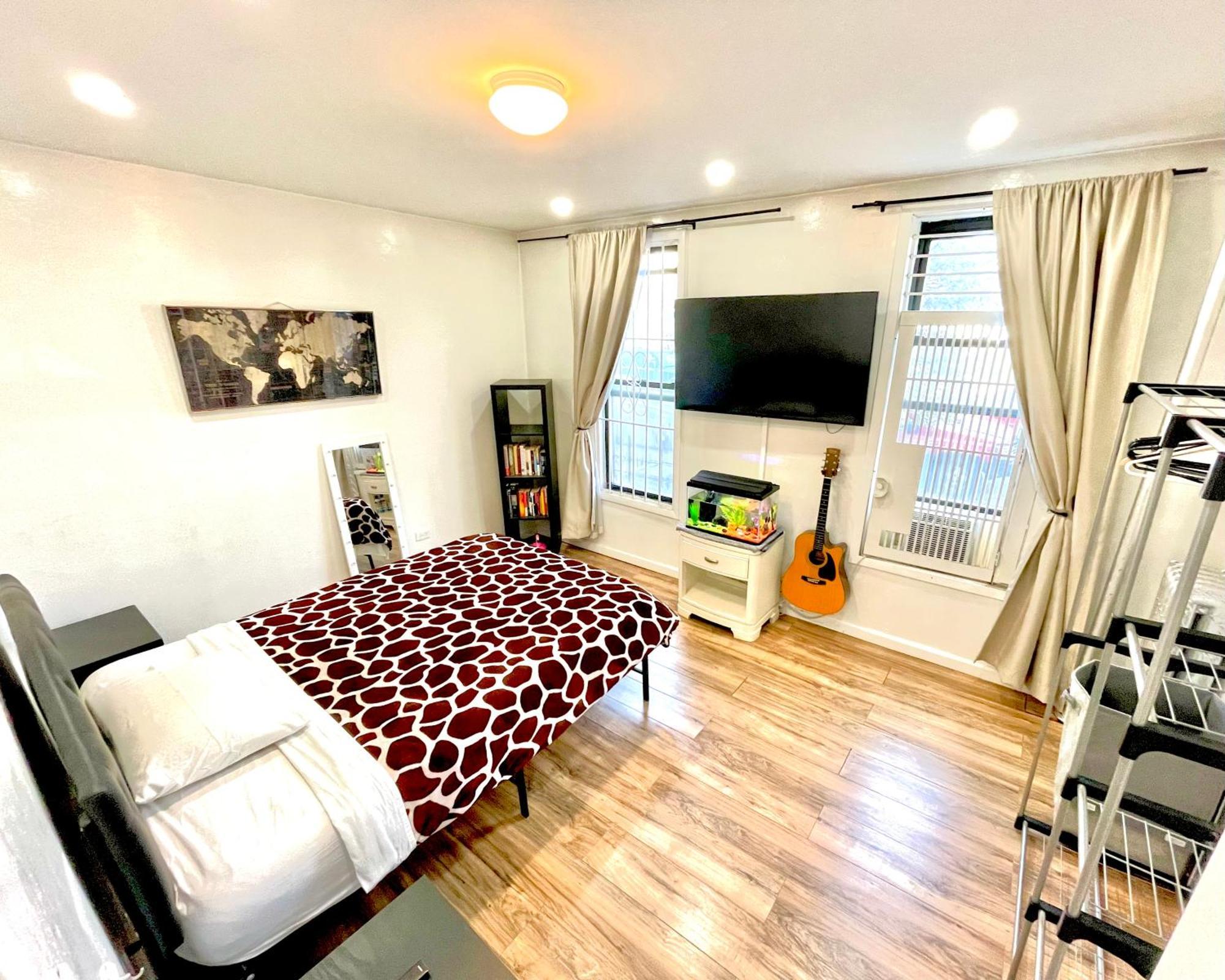 Amazing Ground Floor 2 Bedrooms In Nyc Subway Crossing The Street And One Station To Manhattan New York Buitenkant foto